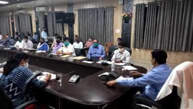 Photo of डीएम ने एसडीएम सहित अन्य अधिकारियों का रोका वेतन