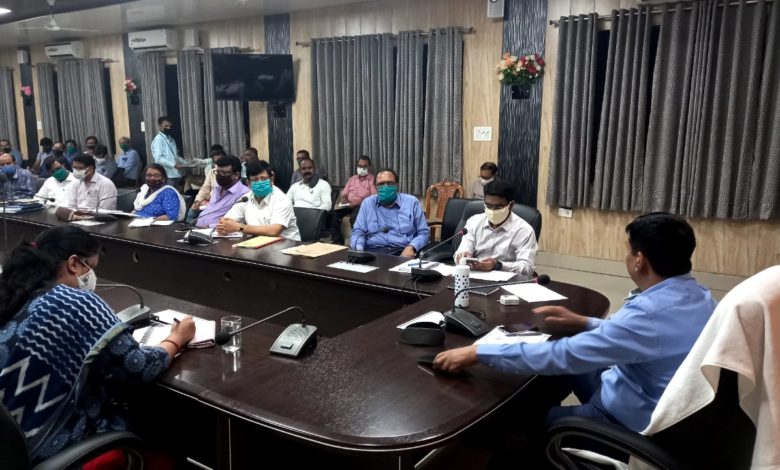 डीएम ने एसडीएम सहित अन्य अधिकारियों का रोका वेतन 3 photo 10 1 1