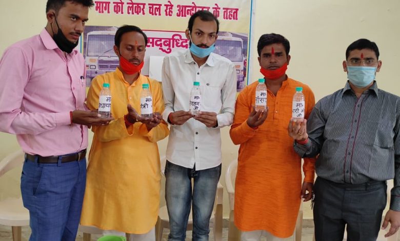 युवाओं ने जनप्रतिनिधियों को भेजा चुल्लू भर पानी 1 photo 4 1 2