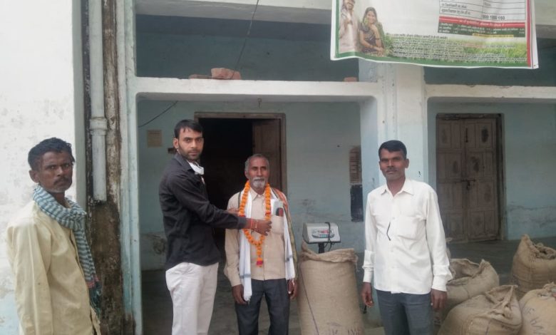किसान को माला पहनाकर धान क्रय केंद्र का किया सुभारम्भ 3 rura