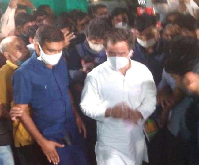 हाथरस कांड: पीड़ित परिवार से मिले राहुल और प्रियंका गांधी, गले लगाकर बांटा दर्द 3 gandhi 1