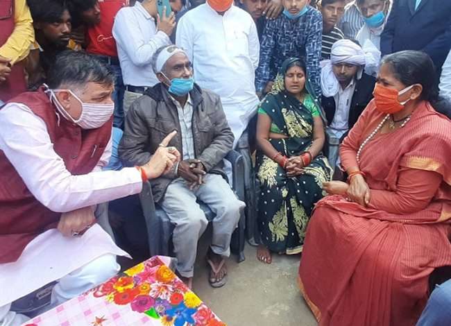 कानपुर: केंद्रीय मंत्री ने पीड़ित परिवार को दी आर्थिक मदद, कहा-दोषियों पर होगी सख्त से सख्त कार्रवाई 3 mantree