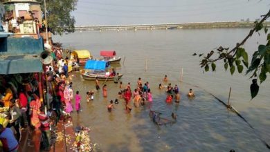 Photo of श्रद्धालुओं ने लगाई आस्था की डुबकी, पिछले वर्ष की अपेक्षा 30 प्रतिशत ने किया पूजन