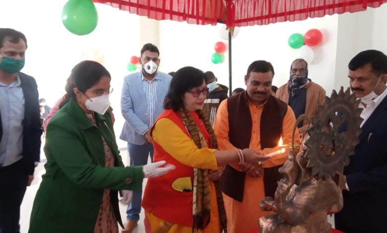 जनप्रतिनिधियों व अधिकारियों ने विश्व दिव्यांग दिवस के अवसर पर दिव्यांग लाभार्थियों को वितरण किये ट्राईसाइकिल 1 VIN0D 1