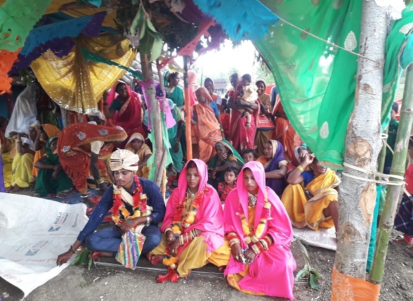अनोखा विवाहः युवक ने एक साथ दो लड़कियों से रचाई शादी 1 शादी