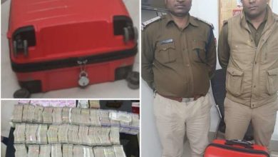Photo of रेलवे अधिकारी का सामान बता ट्रेन की पेंट्रीकार में रखा था रुपयों से भरा बैग, कानपुर में होनी थी डिलीवरी