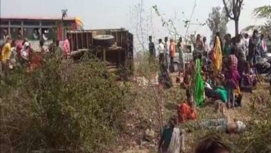 Photo of बिल्हौर में डीसीएम की टक्कर से ट्रैक्टर टॉली पलटी, अब तक तीन मासूमों की माैत, दर्जनों घायल