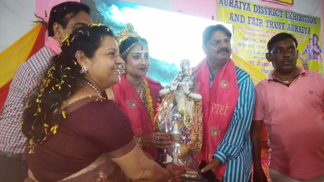 प्रदर्शनी पंडाल में लोक नृत्य व सुन्दर झांकियों का हुआ भव्य आयोजन 2 auraiya 2