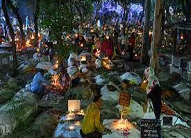 कानपुर में समाने आया अजीबो गरीब मामला, कब्रिस्तान में अंधेरा होने पर लोग टार्च लेकर पहुंचे शब-ए-बराअत पर 1 barat 21500939