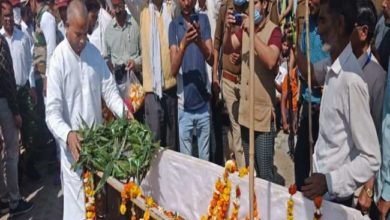 Photo of बुलंदशहर : संदिग्‍ध परिस्थिति में गोली लगने से जवान की हुई थी मौत, अंतिम संस्‍कार में उमड़ा जनसैलाब