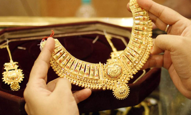 सोने के दाम में भारी गिरावट, चांदी हुई काफी सस्ती 1 gold