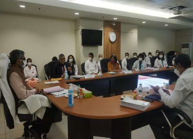 उत्तर प्रदेश मुख्य सचिव ने चाइल्ड पीजीआई में बैठक के दौरान डॉक्टरों के कसे पेंच 3 noyda