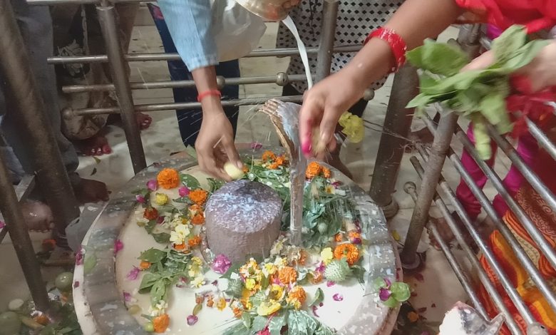 धर्मगढ़ बाबा मंदिर में सुबह से ही लगा भक्तों का तांता,लगे जय भोलेनाथ के जयकारे 1 photo 8