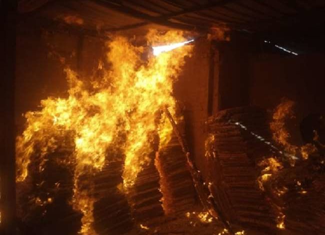 कानपुर के कलक्टरगंज में गत्ता गोदाम में भीषण आग, बुझाने में लगी छह दमकल की गाड़ियां 3 ware house fire 21494069