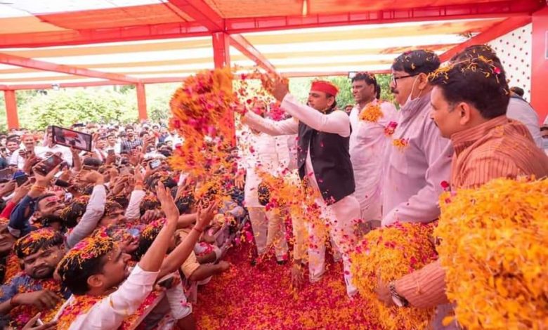 पूर्व सीएम अखिलेश यादव ने खेली फूलों की होली, सभी को दी शुभकामनाए 3 होली