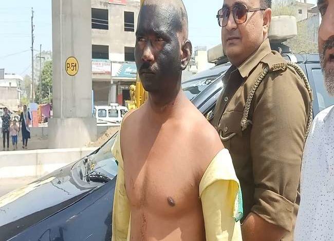 युवक को बीच सड़क पर भीड़ ने किया गंजा, चेहरे पर कालिख पोत पुलिस को सौंपा 3