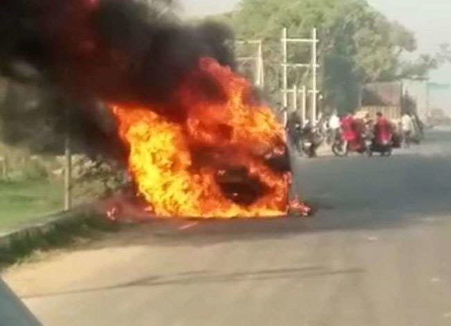 गढ़मुक्तेश्वर में हाइवे पर चलती कार में लगी आग, परिवार ने कूदकर बचाई जान 1