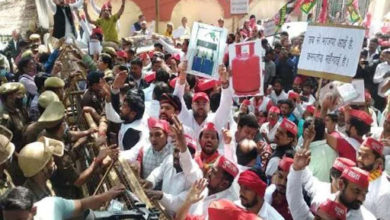Photo of लखनऊ : DM ऑफिस का घेराव करने सिलिंडर लेकर सड़क पर उतरे सैंकड़ों सपा कार्यकर्ता