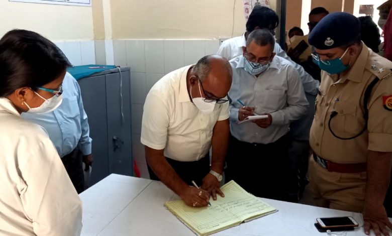डीएम जेपी सिंह के औचक निरीक्षण में शिवली सीएचसी प्रभारी सहित आधा दर्जन डाक्टर व कर्मचारी मिले नदारद, कार्यवाही के दिये निर्देश 1 DM J P SINGH