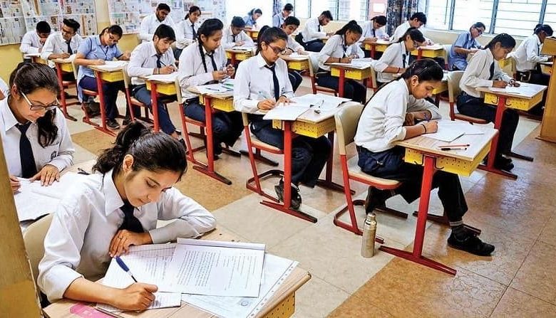 कोरोना के चलते यूपी बोर्ड की परीक्षा स्थगित, मई में होगा नई तारीख़ों पर विचार 1 board exam up