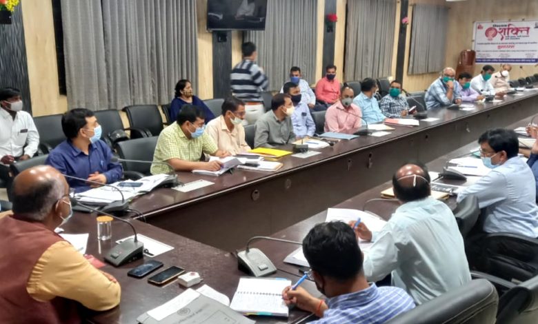 डीएम ने शासन के 37 कार्याे व कोविड-19 की समीक्षा, दिये निर्देश 3 photo 2 1 3