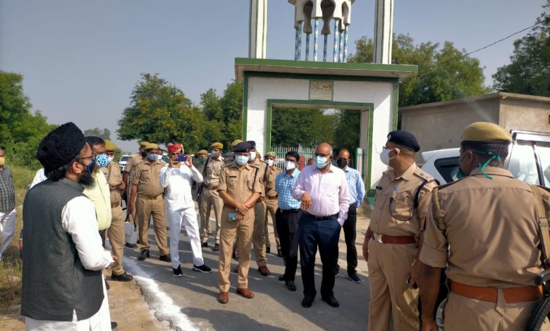डीएम-एसपी ने ईद के मौके पर किया क्षेत्र भ्रमण, दी लोगों को बधाई 7 DM1