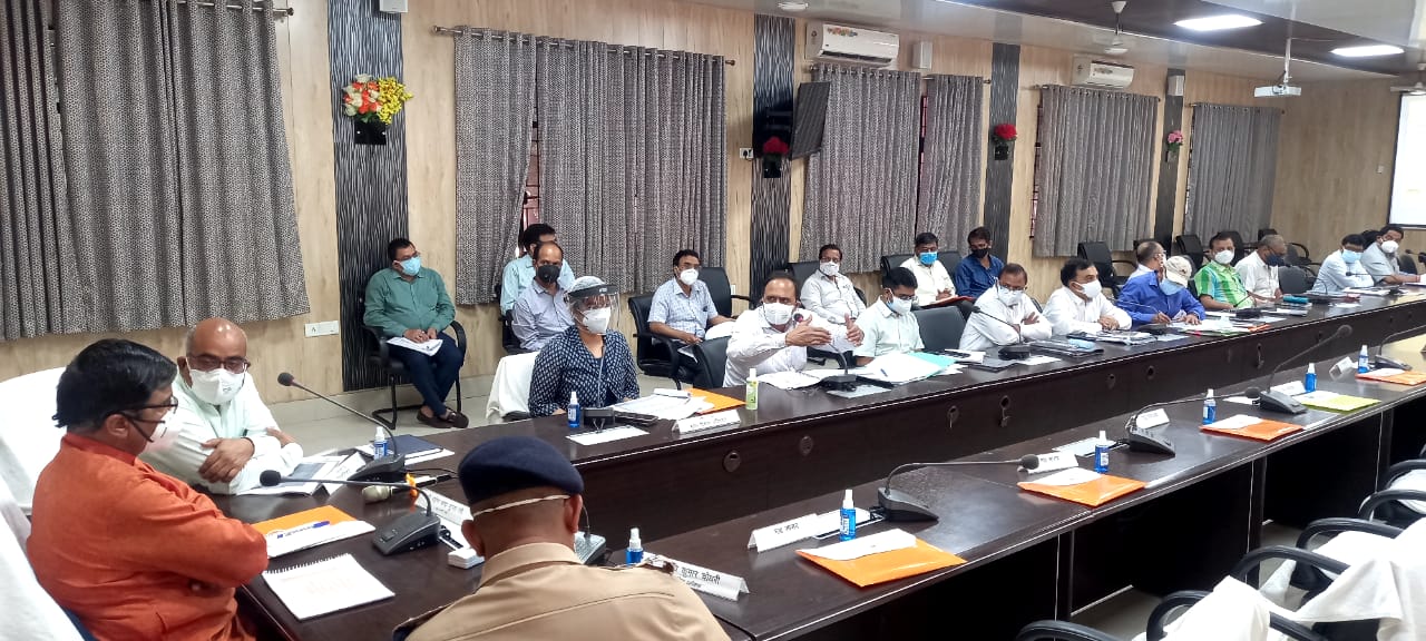 उत्तर प्रदेश राज्यमंत्री/जनपद प्रभारी मंत्री ने कोविड-19 की समीक्षा, दिये निर्देश 2 cdo1