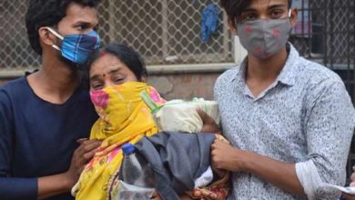 Photo of बेटों के सामने निकला मां का दम, पति के इलाज को रोई पत्नी, कानपुर में अस्पतालों के बाहर टूट रही सांसें