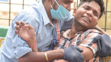 Photo of मां अब आंखें खोल दो देखो मैं ऑसीजन सिलिंडर ले आया… और रो पड़ा ..