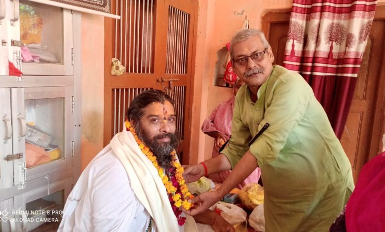 गुरु पूर्णिमा : महंत देवनारायण दास ने भक्तों को दिया दीक्षा मंत्र गुरु पूजा के बाद छका प्रसाद 3 kanpur dehat