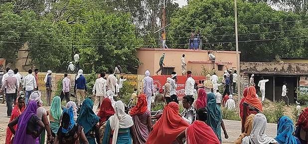 कन्नौज, कानपुर देहात और फर्रूखाबाद में नामांकन के दौरान मचा बवाल, चले ईंट-पत्थर, फाड़े अभिलेख 9 प्रमुख