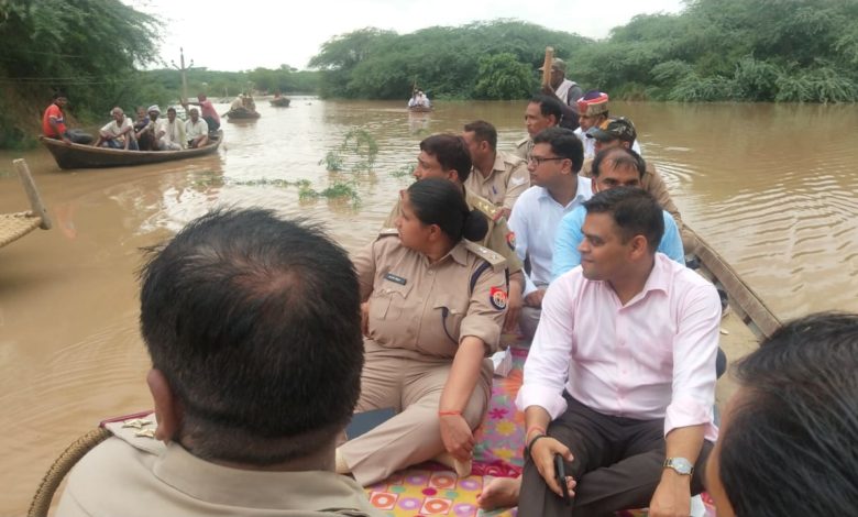 जिलाधिकारी व एसपी ने किया बाढ़ प्रभावित गांवों का निरीक्षण 1 auraiya 1