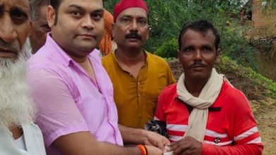 Photo of युवा समाजसेवी  ने बाढ़ पीड़ितों को बांटे लंच पैकेट