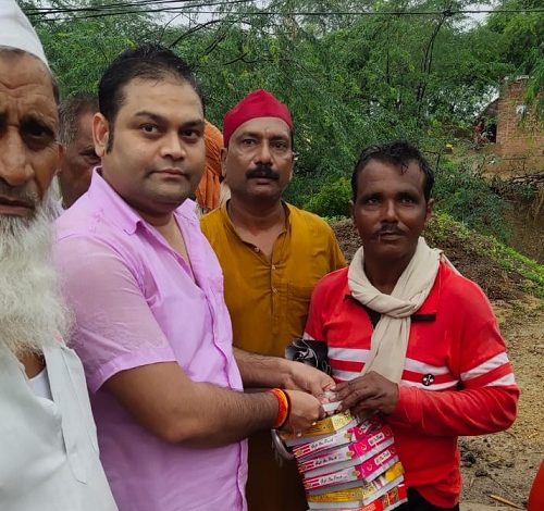 युवा समाजसेवी ने बाढ़ पीड़ितों को बांटे लंच पैकेट 3 auraiya 2