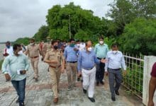 Photo of जिलाधिकारी व पुलिस अधीक्षक ने संयुक्त रुप से यमुना एवं बेतवा नदी का लिया जायजा