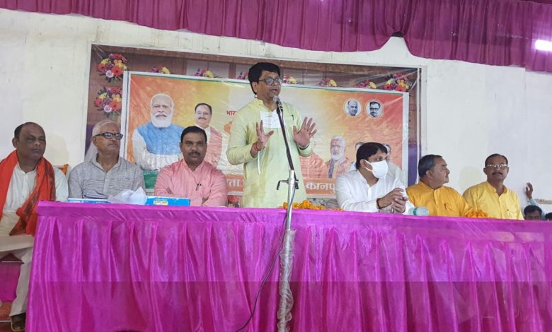 प्रबुद्ध वर्ग सम्मेलन में अरुण पाठक ने गुरुजनों को किया सम्मानित कहा योगी सरकार सभी की हितैषी 5 arun pathak