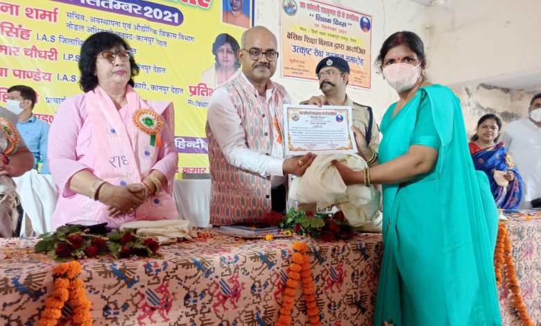 खेल और एकांकी में स्पर्धा में राज्य तक बालिकाओं को पहुँचाने वाली अर्चना को डीएम ने किया सम्मानित 1 knd