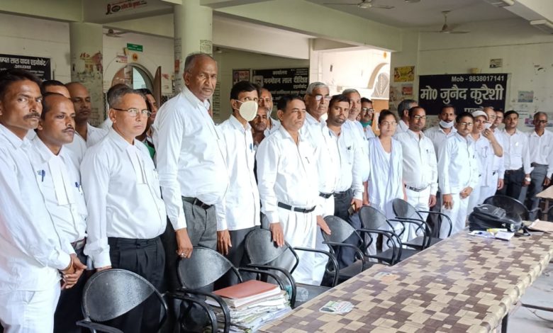 अधिवक्ता के निधन पर जनपद न्यायालय में आयोजित की शोकसभा 3 photo 6