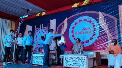 Photo of जिलाधिकारी ने पुखरायां दीपोत्सव मेले का दीप जलाकर किया उद्घाटन