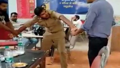 Photo of माडल शाप में हुआ हंगामा, खुद को पुलिस वाला बताने पर नशेबाजों ने सिपाही काे जमकर पीटा