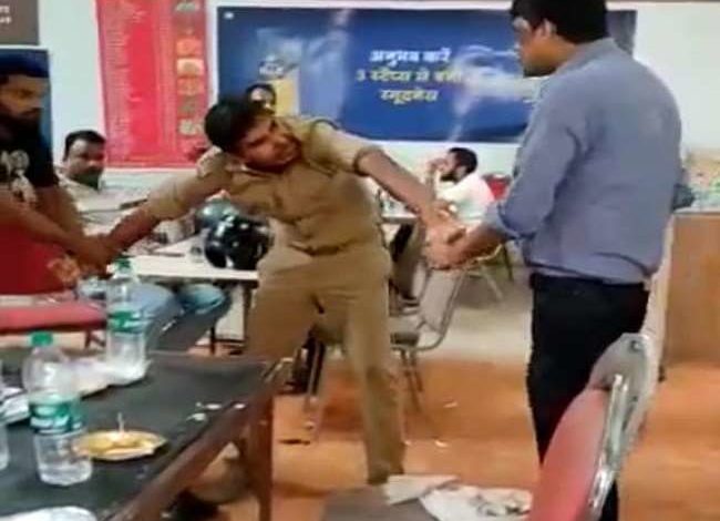 माडल शाप में हुआ हंगामा, खुद को पुलिस वाला बताने पर नशेबाजों ने सिपाही काे जमकर पीटा 1 1 6