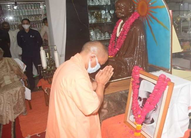 राज्यपाल आनंदीबेन तथा मुख्यमंत्री योगी आदित्यनाथ ने महात्मा गांधी व लाल बहादुर शास्त्री को किया नमन 3 17