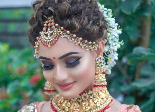 करवा चौथ के लिए फेसियल से लेकर मेकअप तक की बुकिंग, ब्यूटी पार्लर में मिल रहा आफर 1 5 22