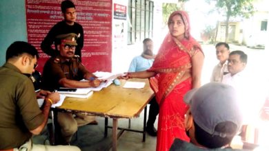 Photo of उपनिरीक्षक ब्रजकिशोर व कानूनगो  ने थाना समाधान दिवस पर समस्याओं को सुना