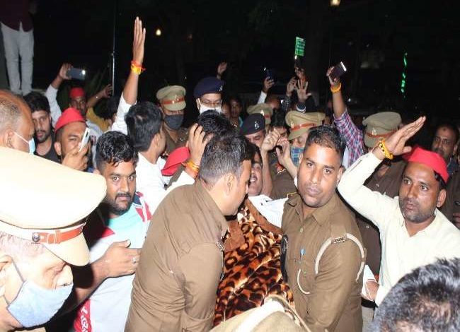आमरण अनशन पर बैठे सपा विधायक को पुलिस ने उठाया, लखनऊ के सिविल अस्पताल में भर्ती 3 8 1