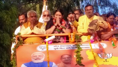 Photo of स्मृति ईरानी का कानपुर देहात में रोड शो, इन उम्मीदवारों के लिए मांगे वोट