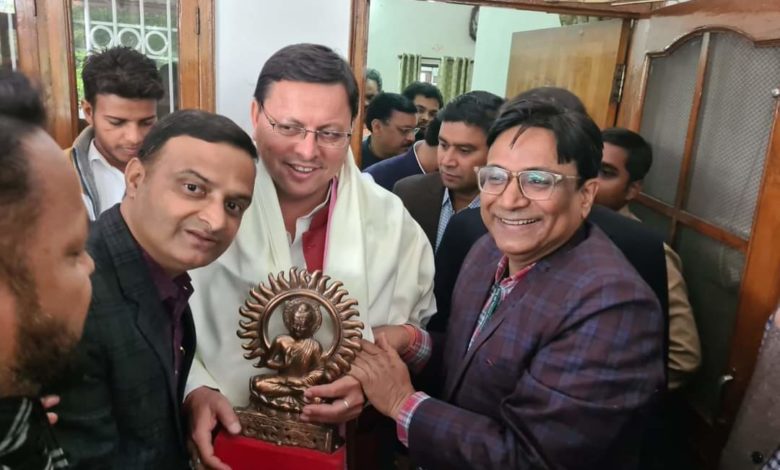 साहयक प्रोफेसर विवेक सचान ने छात्र जीवन के अभिन्न मित्र पुष्कर सिंह धामी को पुनः उत्तराखंड का मुख्यमंत्री बनाए जाने पर हार्दिक बधाई एवं शुभकामनाएं दी 1 photo 12 1 1