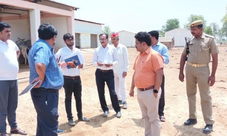 जिलाधिकारी प्रकाश चन्द्र श्रीवास्तव ने किया जैतापुर गौशाला का औचक निरीक्षण 1 dma 1