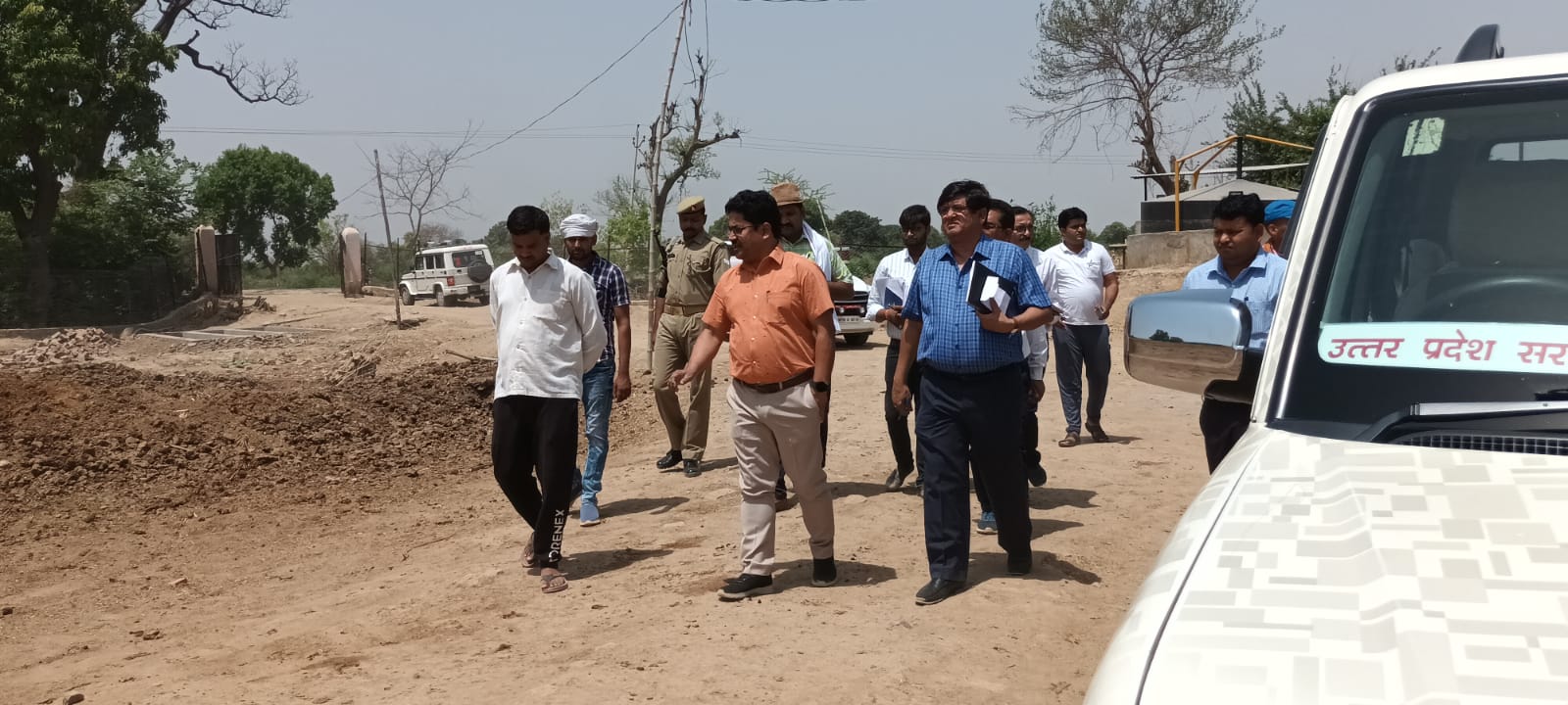 जिलाधिकारी प्रकाश चन्द्र श्रीवास्तव ने किया जैतापुर गौशाला का औचक निरीक्षण 2 dma 2