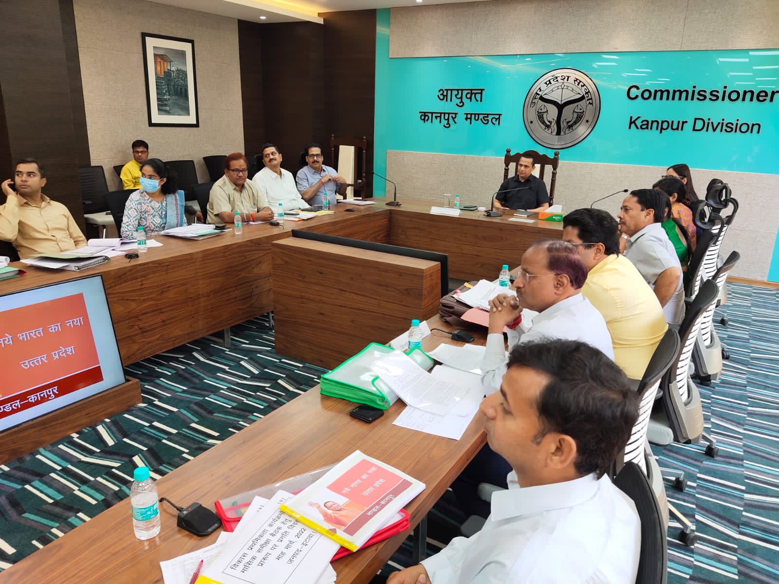 मंडलायुक्त ने मण्डल के समस्त जनपदो के जिलाधिकारियों एवं मुख्य विकास अधिकारीयों के साथ शासन के शीर्ष प्राथमिकता वाले विकास कार्यों की समीक्षा 6 shekhar 2